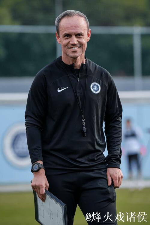 深圳新鹏城连续两场零封 主教练拉坦齐奥很满意